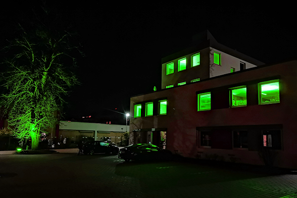 Firmengebäude erstrahlt in grün